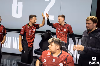 HuNter and r1nkle highfiving at BLAST Open Porto's group stages